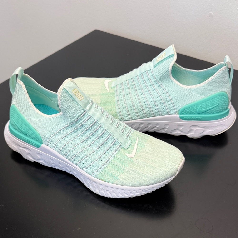 Nike Women's Light Green Athletic Shoes